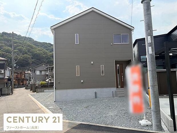 スタイリッシュな外観デザインが特徴の一戸建てです。広々とした敷地が魅力で駐車スペースも確保されています。静かな住宅街に位置しており周辺環境も整っています。採光にも配慮された設計となっています。