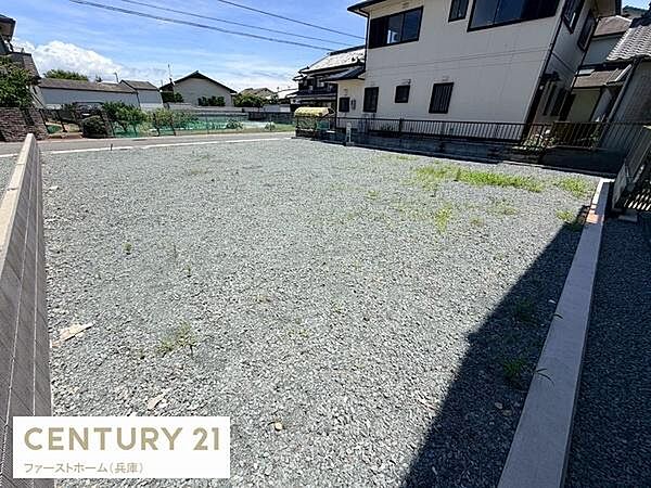 日当たりの良い現地土地写真です。整地されており建築計画を立てやすい環境です。周囲も閑静な住宅街となっています。前面道路も広く車の出し入れがしやすいです。