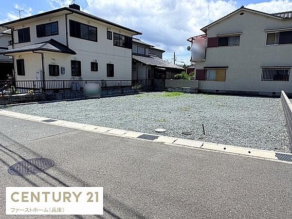 整形地で建築しやすい現地土地写真です。周囲には落ち着いた住宅が並び整備された道路に面しています。日当たりも良好で余裕のあるスペースが確保されています。お好みのプランに合わせやすい土地です。