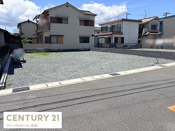 日当たりの良い立地で開放感のある現地土地写真です。周辺には住宅が立ち並び落ち着いた雰囲気が感じられます。整形地で利用しやすい形状が特長となっております。前面道路も広く車の出し入れもスムーズに行えます。