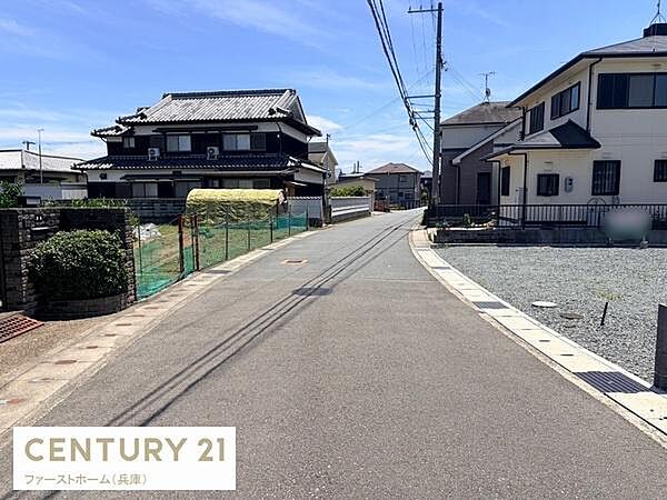 前面道路が幅広く車両の通行や駐車がしやすい環境です。周囲は整然とした住宅が並び見通しの良い道が特徴的です。舗装された道路で歩行者にとっても安全な印象があります。