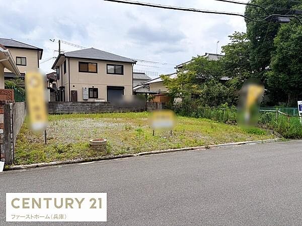 現地土地写真から周囲に住宅が立ち並ぶ落ち着いた雰囲気の土地であることがわかります。前面道路が広く車の出し入れがしやすい印象です。敷地には雑草が少なく手入れがしやすい環境です。