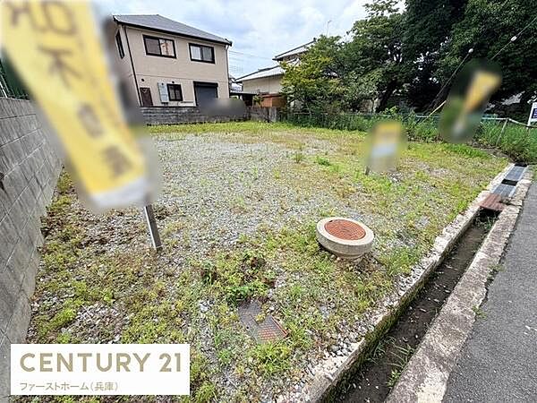平坦な現地土地写真です。道路に面しておりアクセスも便利です。周囲は閑静な住宅街に位置しています。敷地内は管理が行き届いておりすぐにご利用いただけます。のびのびとした環境で新しいスタートに適しています。