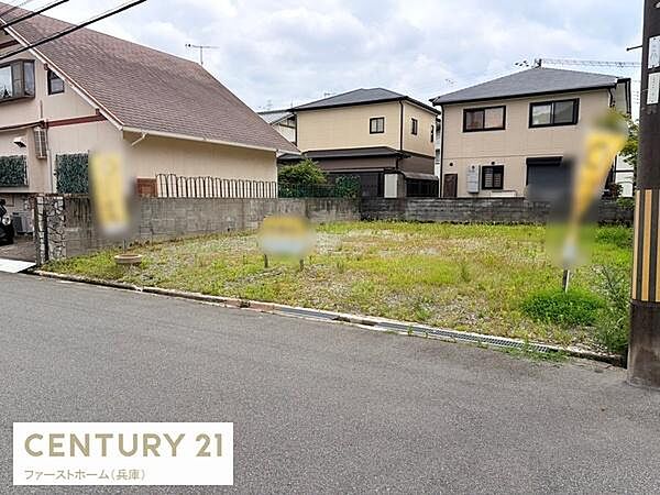 周辺には住宅が立ち並ぶ落ち着いたエリアに位置しています。前面道路は広く車の出入りがしやすい環境です。敷地は平坦で活用しやすい形状となっています。現況更地のため建築プランの自由度も高くなっています。