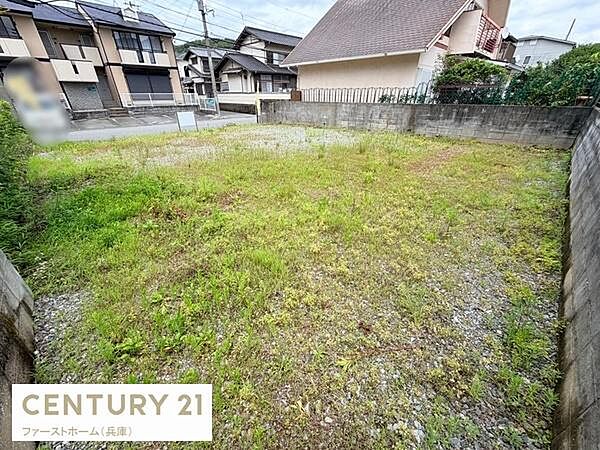 現地土地写真では周囲に住宅が立ち並ぶ落ち着いた環境が確認できます。敷地は整形地で使いやすい形状が特徴です。道路に面しており出入りも便利です。建築のプランも立てやすそうな土地です。