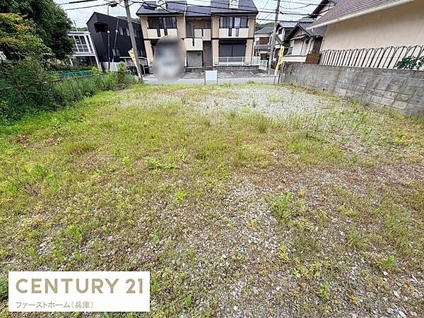 現地土地写真は整った形状で周囲には住宅が建ち並んでいます。接道部分も確認でき現地の様子がわかりやすい写真です。敷地内は自然な状態で用途の幅広さを感じられます。