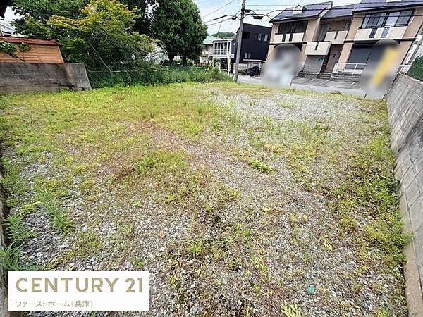 幅広い用途に対応できる現地土地写真です。敷地全体が見やすく周囲との境界もわかりやすい形状となっています。前面道路にも面しておりアクセスしやすい環境です。周囲には住宅もあり落ち着いた雰囲気が特徴です。