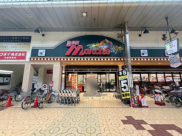 ボンマルシェ大手前店まで756m