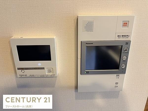 壁に設置されたモニター付きインターホンは来客時の確認に便利です。操作パネルも見やすく誰でも使いやすい設計です。シンプルなデザインで室内の雰囲気に調和します。安心感のある設備です。