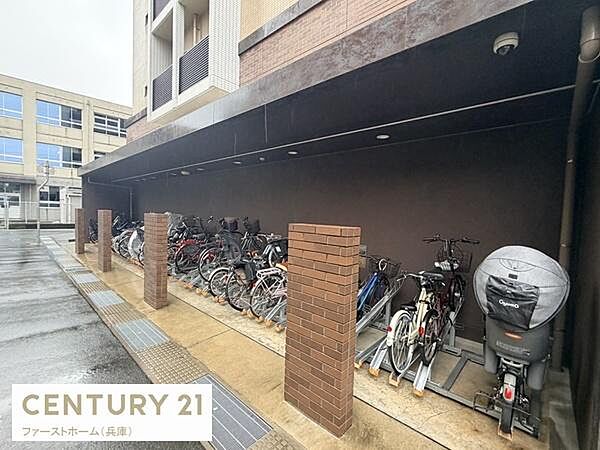 屋根付きの自転車置き場で天候に左右されずに利用できます。広々としたスペースで駐輪もスムーズです。柱が設置されているため仕切りが明確で整理しやすいです。建物のすぐそばに配置されています。