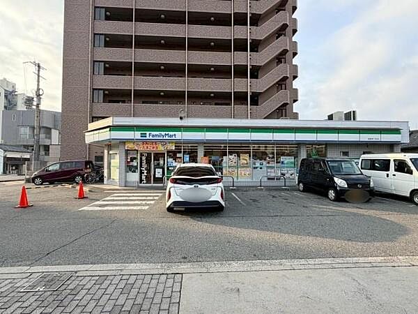 ファミリーマート姫路壱丁町店まで127m