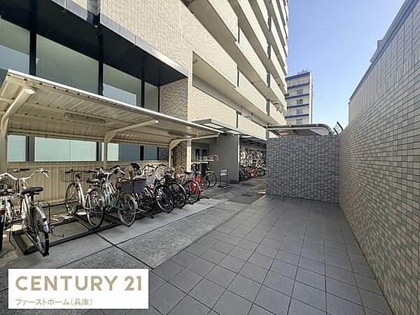マンション敷地内に屋根付きの自転車置場が備わっています。雨の日も安心して利用できます。敷地内は広々としたタイル貼りで移動もスムーズです。駐輪スペースが整理されており管理が行き届いている印象です。