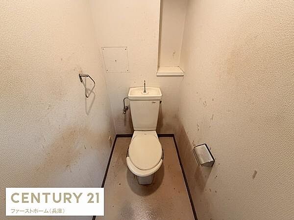 シンプルなデザインのトイレ空間です。独立したスペースで落ち着いてご利用いただけます。小窓があり明るさも確保されています。ペーパーホルダーやタオル掛けも設置済みです。