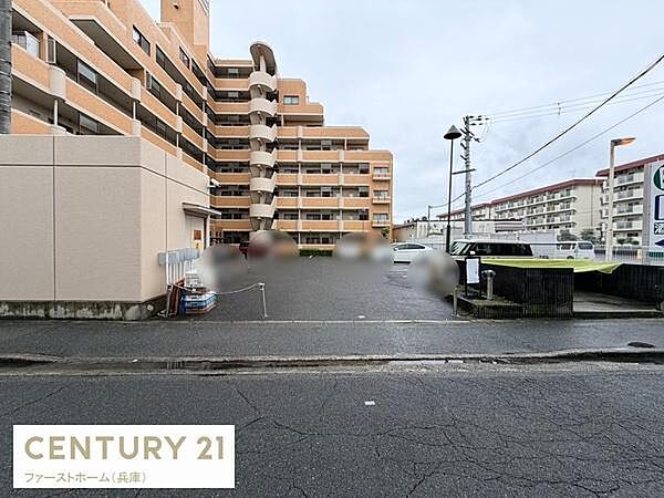 広々とした駐車スペースが確保されており車両の出し入れがしやすい配置です。前面道路も比較的ゆとりがありアクセスもスムーズです。建物と駐車場が近接しているため移動も便利です。