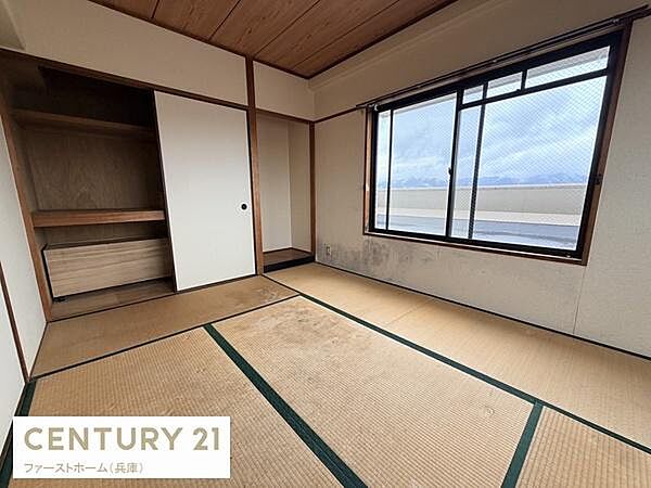 落ち着いた雰囲気の和室です。大きな窓からしっかりと採光が取れます。押入れ収納も備わっており使い勝手が良い空間です。畳のある和室でゆったりとした時間が過ごせます。