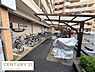 その他：敷地内にしっかりとした屋根付きの駐輪場が設けられています。多くの自転車が停められるスペースがあり利用者に便利です。雨の日でも自転車を安心して置くことができます。建物に近くて移動もスムーズです。