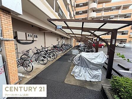 敷地内にしっかりとした屋根付きの駐輪場が設けられています。多くの自転車が停められるスペースがあり利用者に便利です。雨の日でも自転車を安心して置くことができます。建物に近くて移動もスムーズです。