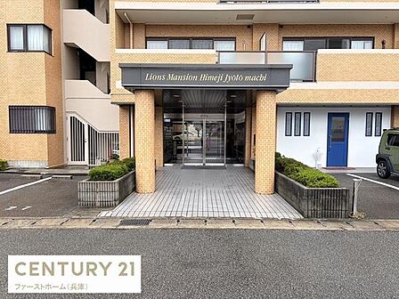 落ち着いた色合いのエントランスが印象的です。アプローチ部分は広々としています。建物全体に統一感が感じられます。ロビー周辺は清潔感があります。敷地内への出入りもスムーズです。