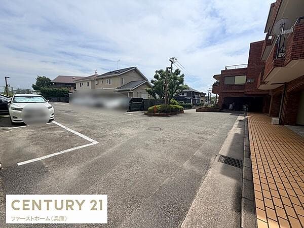 敷地内に駐車場がございますので車の移動もスムーズに行えます。駐車スペースが広く取られており車の出し入れも余裕をもってできます。建物横に位置しているためアクセスも便利です。