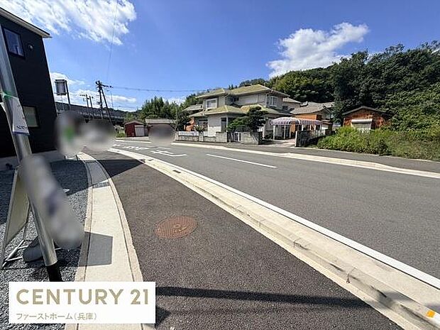 前面道路が広く見通しの良い現地写真です。周辺には緑が多く静かな住環境となっています。舗装された歩道が整備されており安心してご利用いただけます。周囲の住宅が整然と立ち並び落ち着いた雰囲気が感じられます。