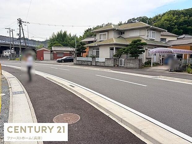 前面道路が広く車の出入りもスムーズに行えます。周辺は静かな住宅街で落ち着いた雰囲気です。道路の舗装も整っており歩行者にも安心です。近くに緑が多く快適な住環境が期待できます。