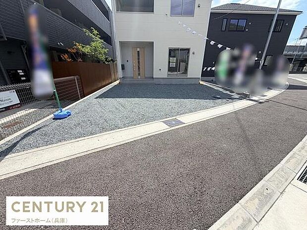 ゆとりある敷地に設けられた駐車場です。道路との段差が少なく車の出入りもスムーズに行えます。建物のすぐ前に位置しているので利便性があります。周囲も見通しが良く開放的な空間です。