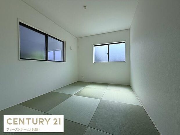 二面採光で室内が明るく畳のお部屋ならではの落ち着いた雰囲気です。無駄のないシンプルな空間が広がっています。和室ならではの使いやすさが感じられます。清潔感のある内装が特徴です。