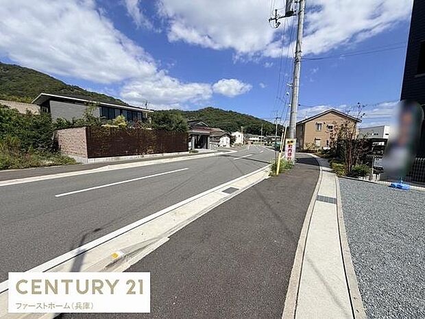 前面道路はゆとりのある幅員で車の出し入れもスムーズに行いやすい環境です。周囲は落ち着いた住宅街で開放感のある眺めが広がっています。道路は整備されており住まいを構えるのに安心感があります。