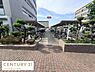 その他：広々とした自転車置き場が備わっており屋根付きで雨の日も安心です。周囲には手入れの行き届いた植栽が美しく並び快適な雰囲気が感じられます。建物周辺の歩道も整備されており日々の通行に便利です。