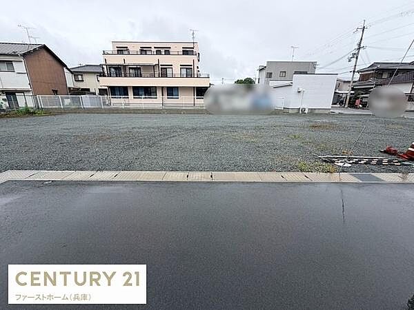現地土地写真から広々とした敷地が確認できます。接道部分も整備されており見通しが良好です。周囲は住宅が立ち並び落ち着いた環境に位置しています。利用しやすい道路面で現況をしっかり把握できます。