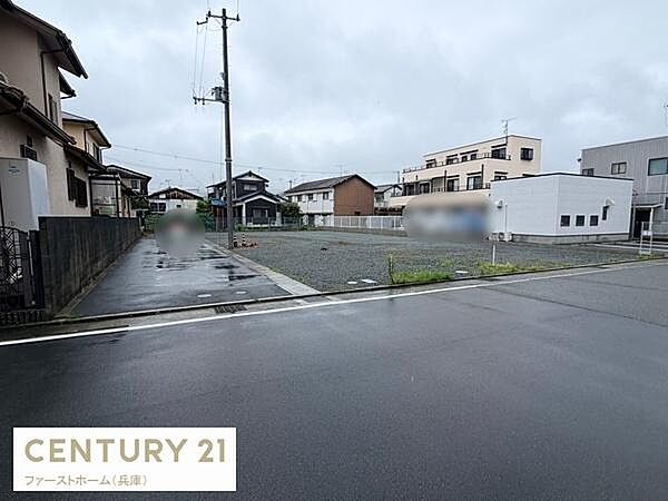 現地土地写真は周辺に建物が並び整った印象を受けます。道路と隣接しアクセスも便利です。平坦な地形で建築の計画がしやすそうです。落ち着いた住宅街の中にあり環境も整っています。