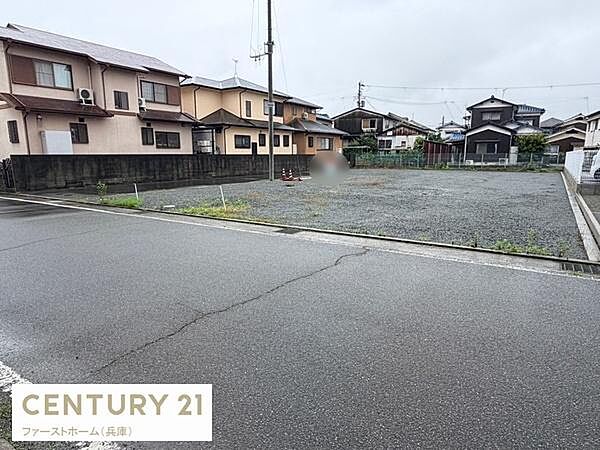 静かな住宅街に位置する現地土地写真です。整地された敷地で道路へのアクセスも分かりやすい特徴があります。周囲は落ち着いた雰囲気の住宅が並び暮らしやすい環境です。建築の計画も立てやすい形状となっています。