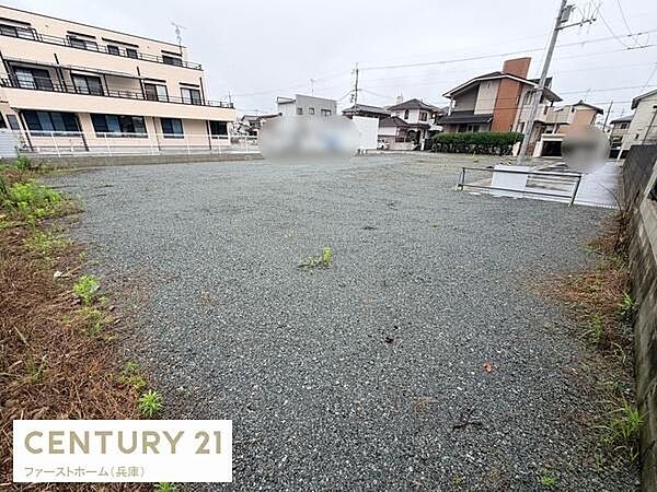 広々とした現地土地写真です。周囲は住宅が立ち並ぶエリアで整形された敷地が特徴的です。建築の計画が立てやすいフラットな地形となっています。日当たりの確認もしやすい環境です。すぐに現地をご覧いただけます。