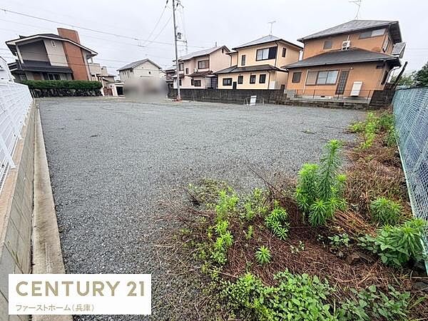広々とした土地で様々なプランに対応できる現地土地写真です。整った区画と落ち着いた周辺環境が特徴です。道路からのアクセスも便利な印象です。現地の様子がしっかりと確認できます。