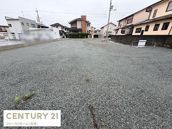 現地土地写真です。周囲は住宅街に位置し開放感のある整形地が広がっています。前面道路に面しアクセスも便利です。建築計画を立てやすい環境となっております。