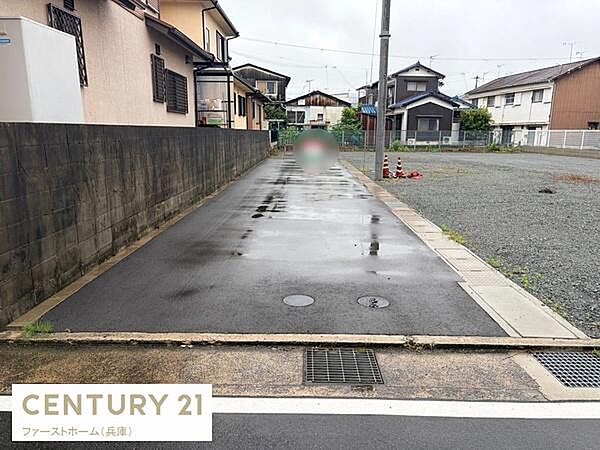 周辺には戸建住宅が立ち並ぶ静かな環境です。道路幅も十分に確保されていて通行しやすい道となっています。手前に排水設備が設置されており雨の日も安心です。整った区画で生活がしやすい環境が整っています。