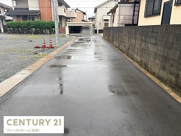 まっすぐに伸びた舗装道路が敷地に面しています。周囲は住宅に囲まれ落ち着いた雰囲気が感じられます。道路と敷地の境界が明確で車両の出し入れもスムーズに行えます。清潔感のある通りが印象的です。