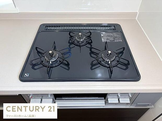 3口コンロを備えたキッチンは複数の調理に対応できる点が魅力です。使いやすい配置とシンプルなデザインが特徴的です。お手入れがしやすいガラストップ仕様となっています。