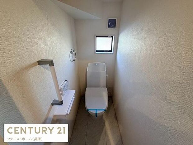小窓があるため自然光がしっかり入るトイレです。手すりが設置されていて使いやすさが考慮されています。清潔感のある内装でお手入れがしやすい造りです。壁紙も明るく空間が広く感じられます。