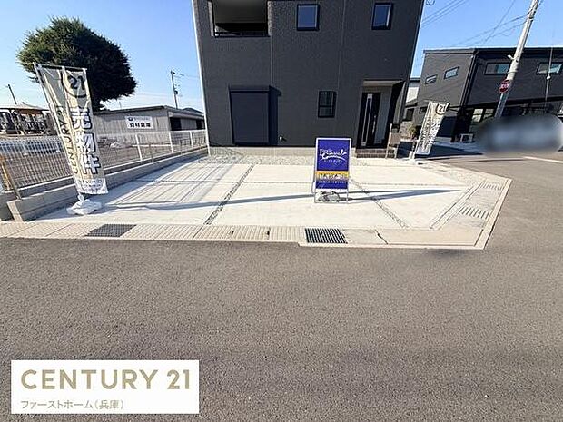 広々とした駐車場スペースが確保されています。コンクリート舗装でメンテナンスも行いやすい仕様です。建物のすぐ前に駐車できるレイアウトになっています。間口が広く車の出し入れもスムーズに行えます。