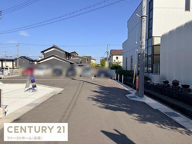 前面道路を含む現地写真です。道幅がしっかりと確保されており周囲の建物も整っています。舗装も綺麗に保たれています。開放感のあるエリアが広がっています。