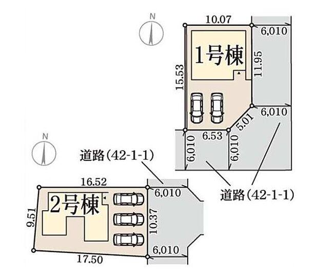 1号棟・2号棟それぞれ独立した敷地配置となっております。車の駐車スペースが複数台確保されています。全体区画図で道路との接道状況も一目でご確認いただけます。敷地面積や形状も明確に示されています。