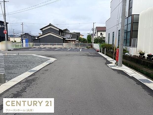 前面道路が整備されており幅員も十分に確保されています。周辺には駐車スペースもあり車の出入りがしやすい環境です。住宅地ならではの落ち着いた雰囲気が感じられます。