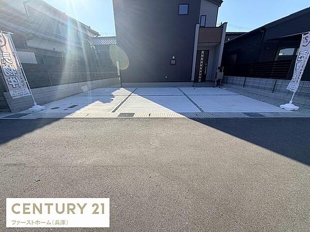 広々とした駐車場スペースが魅力です。前面道路からのアクセスもスムーズです。コンクリート仕上げで清潔感があります。複数台の駐車に対応できるレイアウトです。敷地内で車の出し入れがしやすい造りです。
