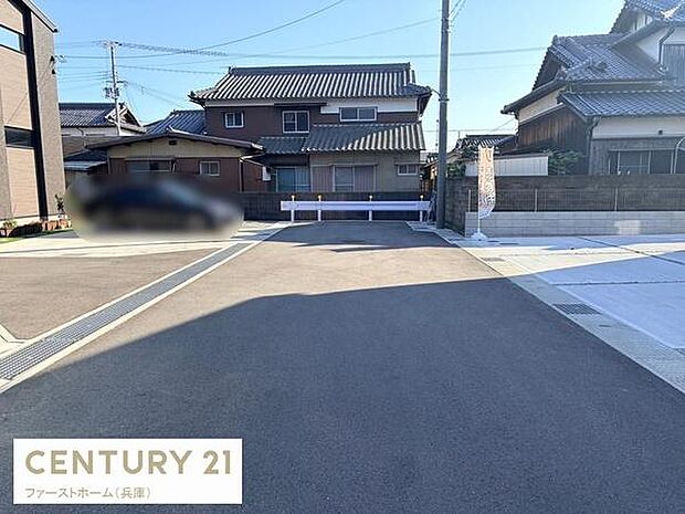 前面道路が広々としており車の出入りがしやすい印象です。周辺の住宅も整然としており落ち着いた雰囲気が感じられます。日当たりもしっかり確保されているように見受けられます。