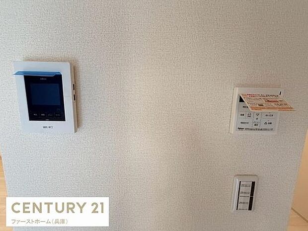壁面にはインターホンモニターや給湯リモコン照明スイッチが整然と配置されています。機能的な設備で日々の操作も分かりやすいです。操作しやすい高さに設置され利便性に配慮されています。