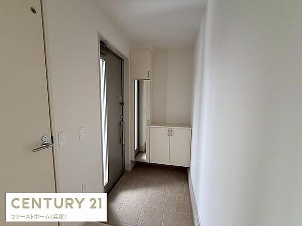 清潔感のある玄関スペースは明るいカラーリングで広がりを感じられます。収納付きで整理しやすい設計となっています。ミラーの設置もあり外出前の身だしなみチェックに便利です。