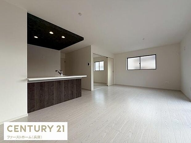 広々とした空間が広がるリビングです。大きな窓が設置され採光もしっかり確保されています。シンプルな内装でお好きなインテリアを楽しめます。床の色合いが明るく清潔感を感じられます。