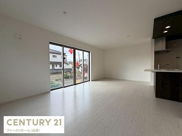 大きな窓から光がしっかり入るリビングです。広々とした空間が印象的で各種レイアウトも楽しめます。明るいフローリングが室内をより開放的に演出しています。建具や壁の色合いも落ち着いた雰囲気です。