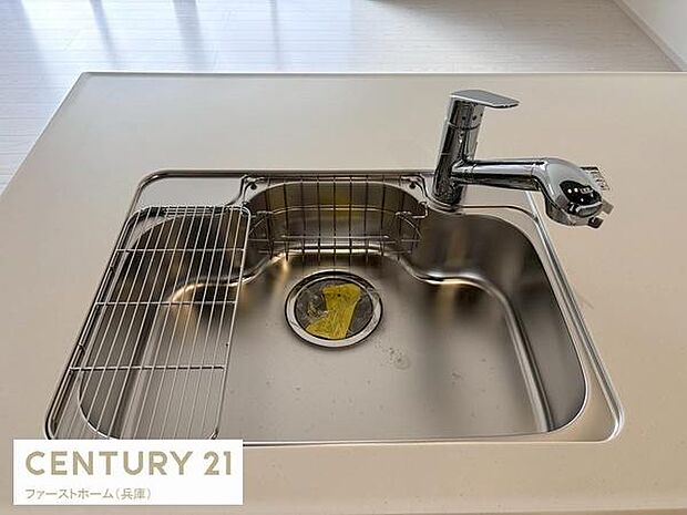 シンプルで洗練されたデザインのキッチンシンクです。水はねしにくい構造となっております。ステンレス素材でお手入れもしやすいです。使いやすさに配慮された水栓も魅力的です。
